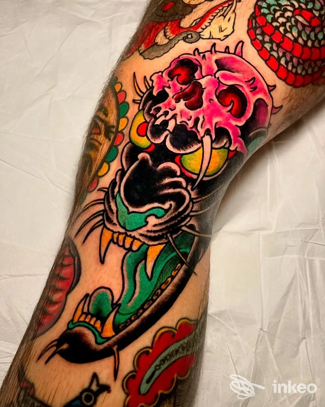Tatuaggio neo-tradizionale su avambraccio con teschio rosa e pantera nera — Outline Taranto - Tattoo & Graffiti Shop, Taranto.