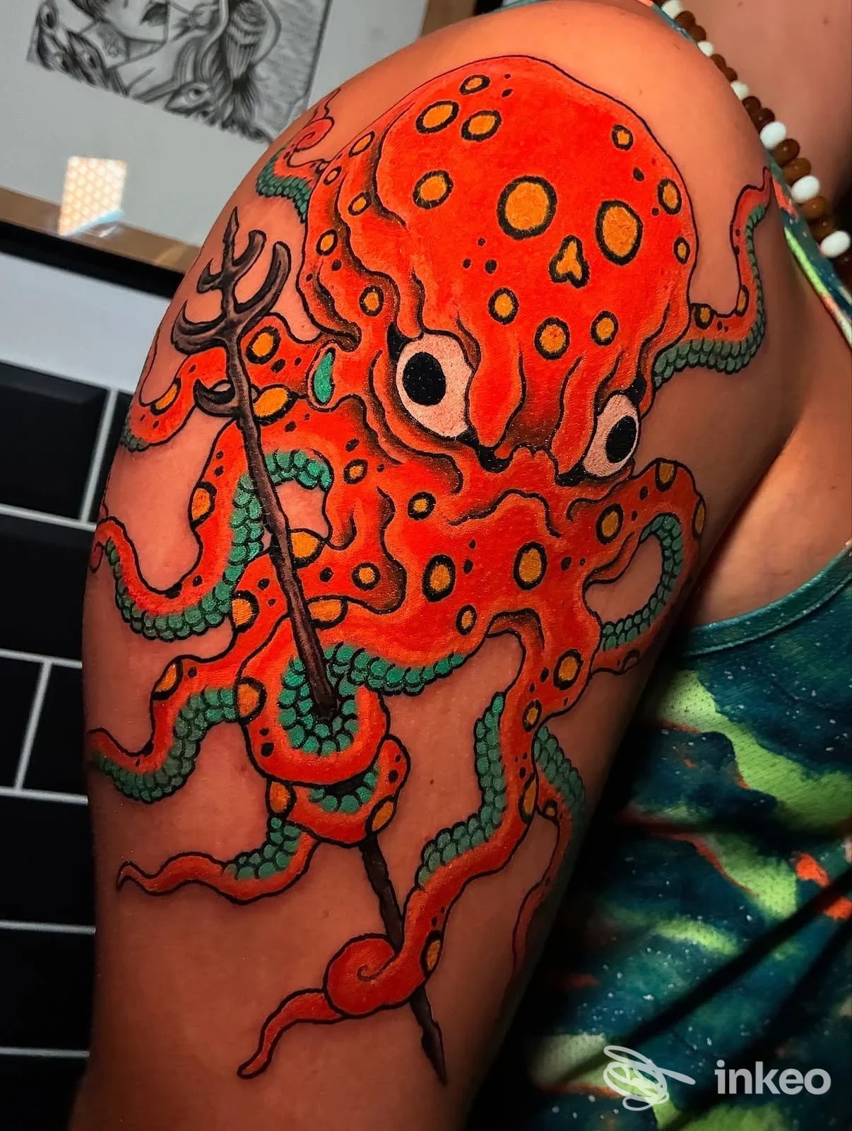 Grande tatuaggio colorato di polpo sul braccio superiore, foto fornita da Outline Taranto - Tattoo & Graffiti Shop, Taranto.
