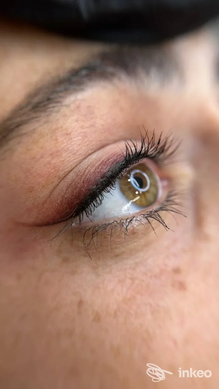 Primo piano di un occhio con dermopigmentazione eyeliner realizzata da Pascal Recchia - Dermopigmentazioni, Corato.