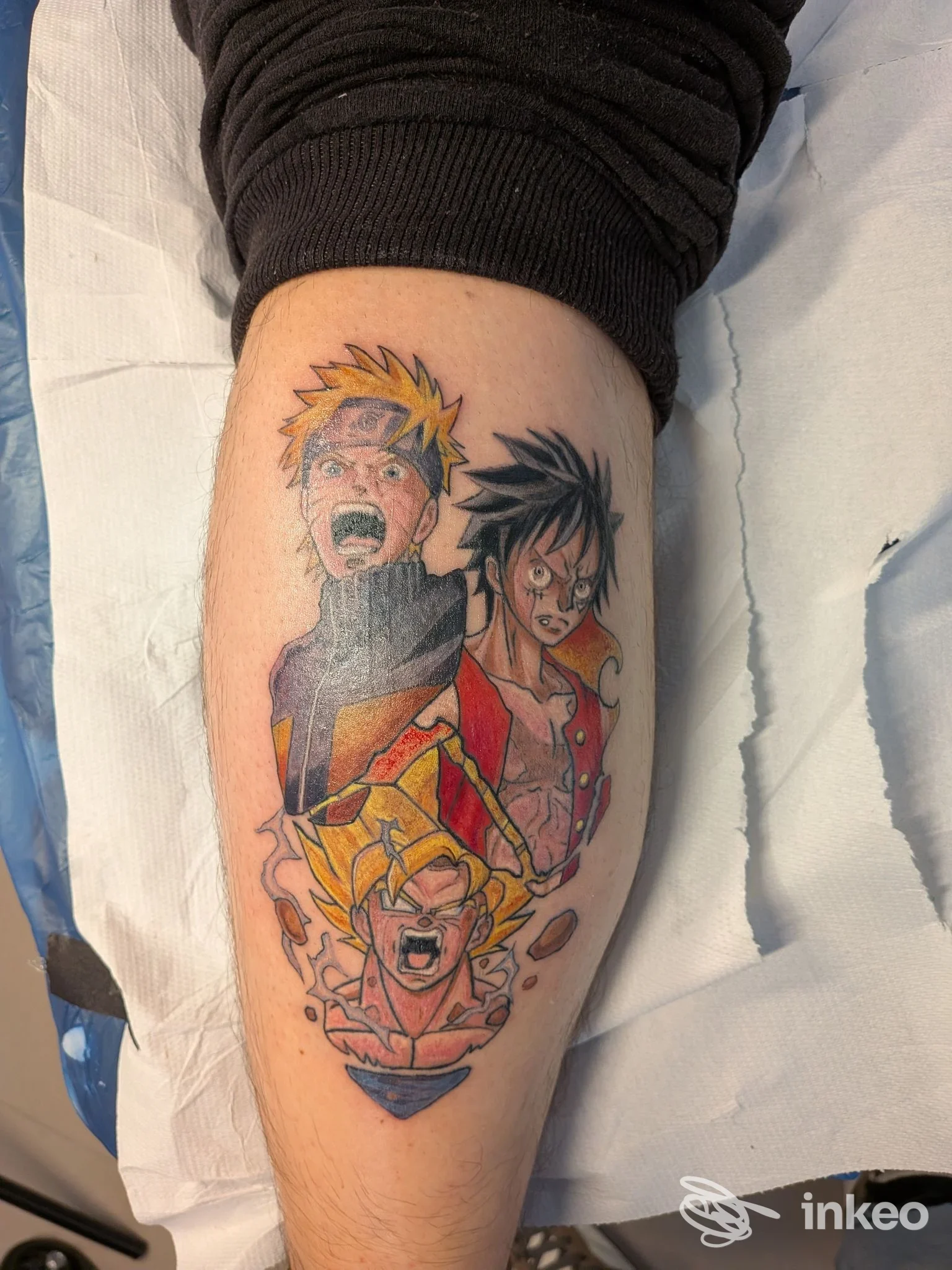 Tatuaggio colorato su polpaccio con tre volti in stile anime, Personalink Tattoo, Cisternino.
