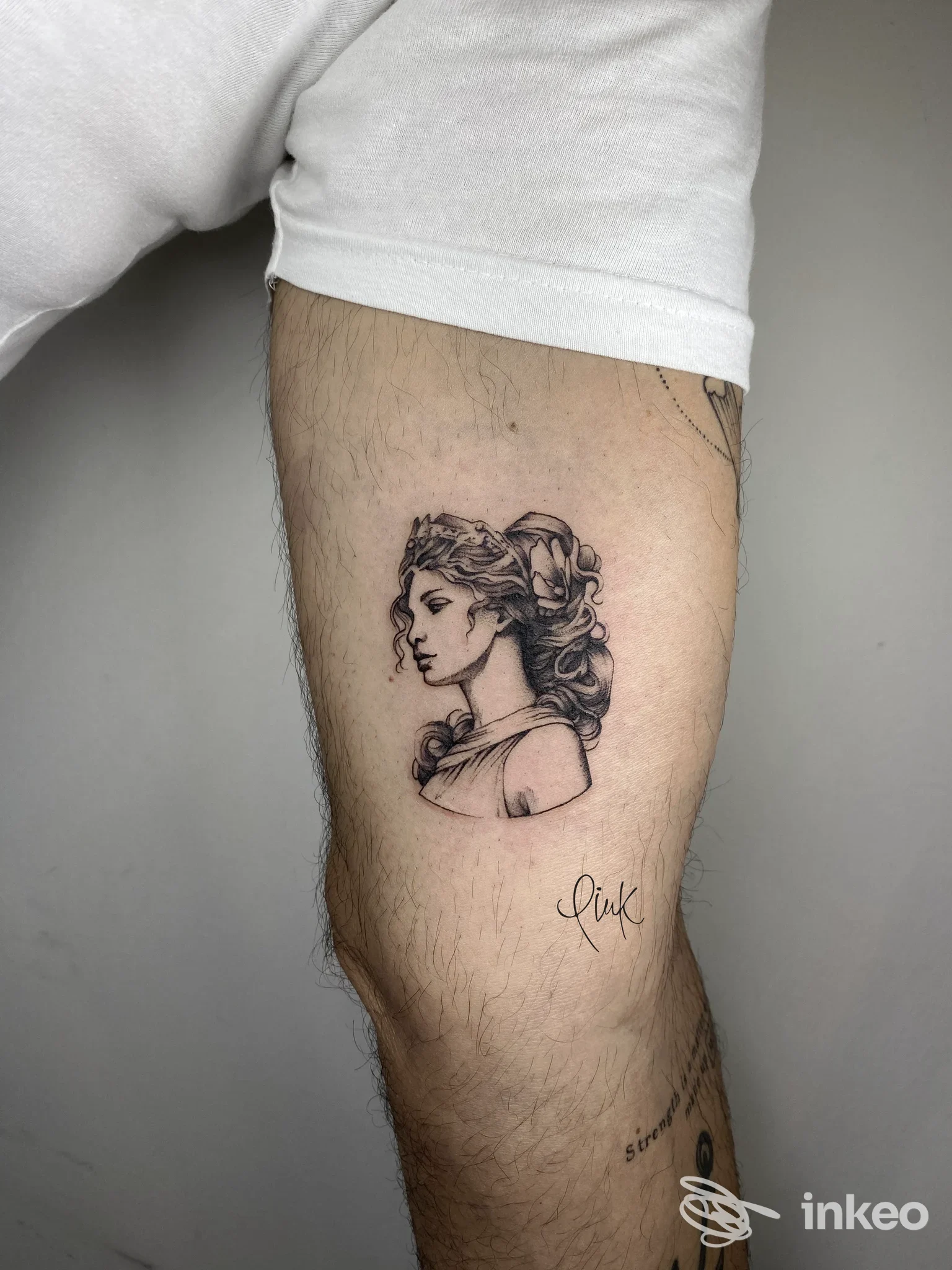 Tatuaggio ritratto in nero sulla coscia presso Pink tattoo&piercing a Castellana Grotte, foto su pelle reale.