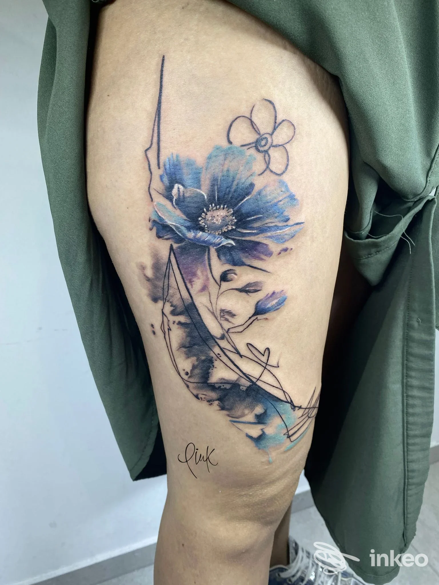 Tatuaggio floreale blu e nero su coscia, lavoro presentato da Pink tattoo&piercing a Castellana Grotte.