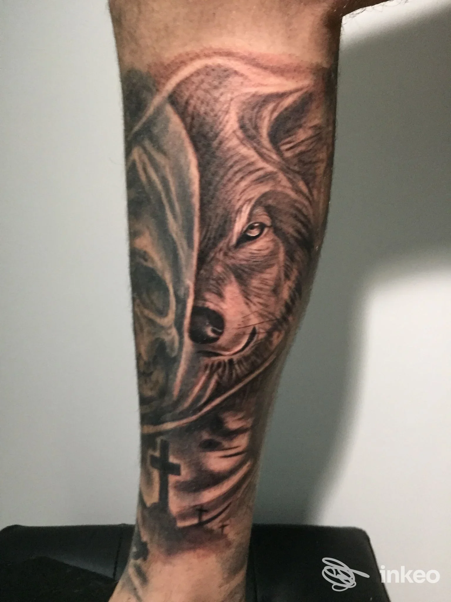 Tatuaggio realistico su avambraccio con volto di lupo e teschio, realizzato da Artink Tattoo Studio a Triggiano.