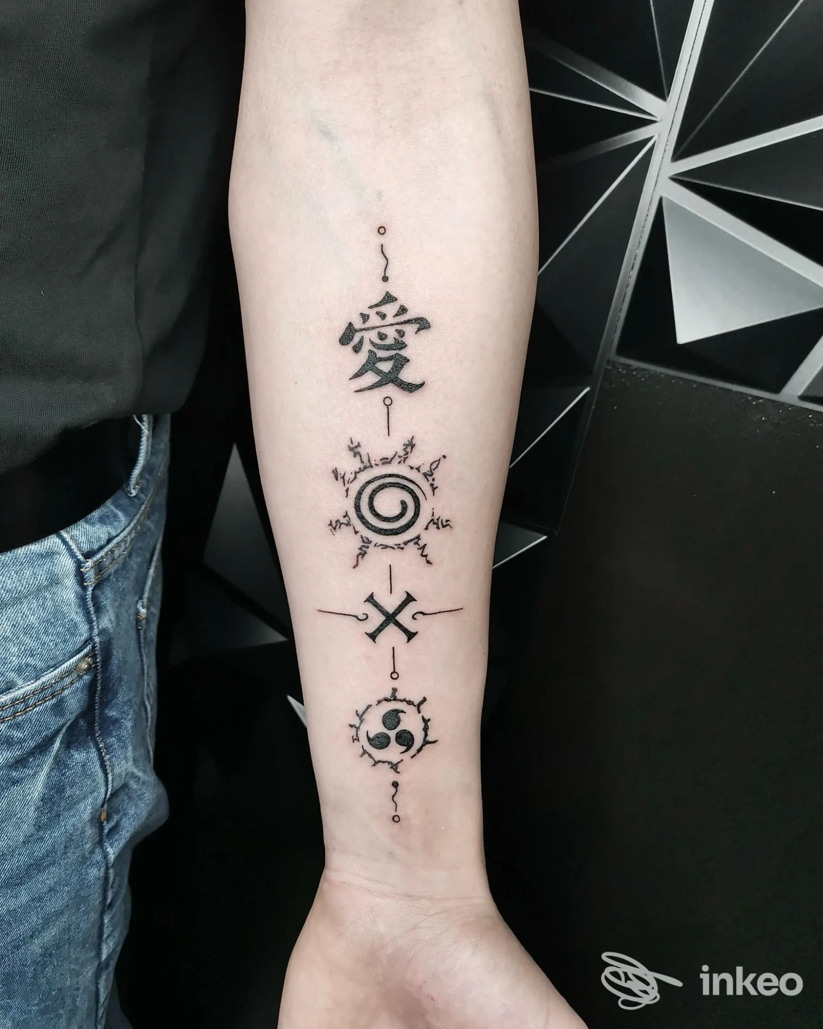 Tatuaggio geometrico in nero su avambraccio interno, fotografia in studio BadNeedle Tattoo Shop, Nardò.