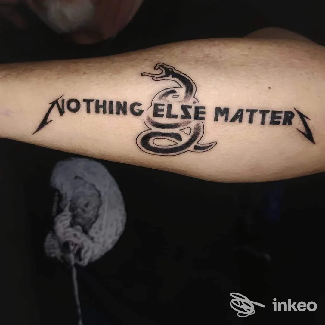 Tatuaggio lettering con serpente sull'avambraccio realizzato da Black Medusa Tattoo, Trani.