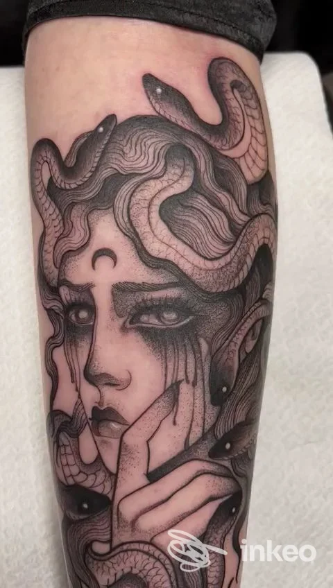 Tatuaggio blackwork su avambraccio con volto femminile e serpenti, Black Swan Tattoo & Atelier, Bari.