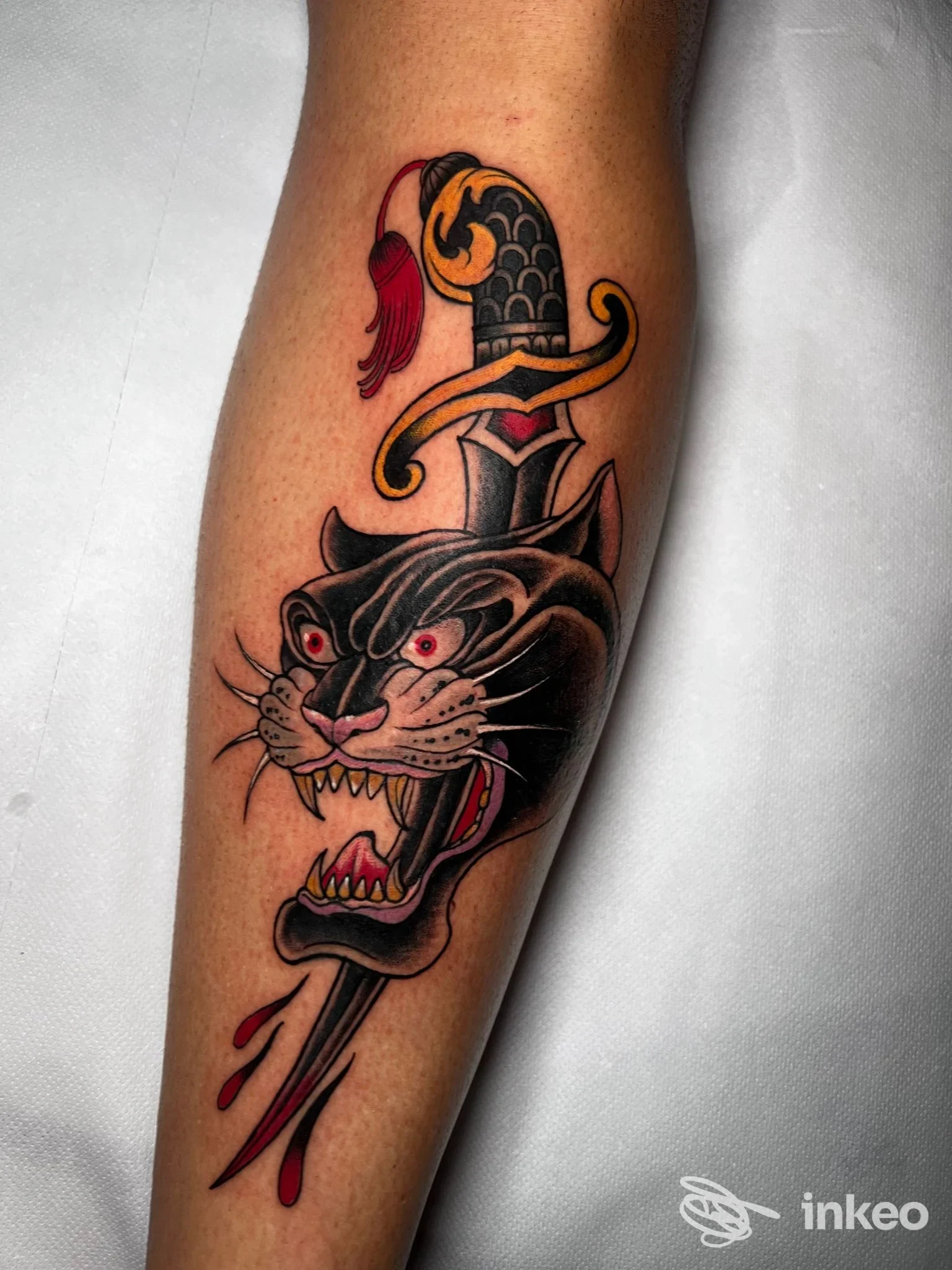 Tatuaggio su avambraccio con testa di pantera trafitta da un pugnale, eseguito da Black Swan Tattoo & Atelier, Bari.