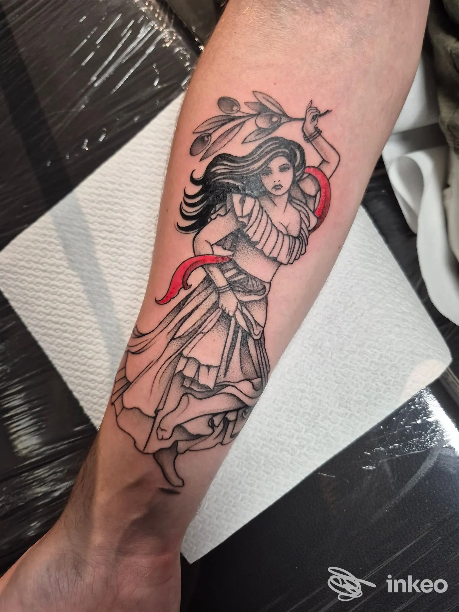 Tatuaggio figurativo di donna danzante sull'avambraccio, Black Swan Tattoo & Atelier, Bari.