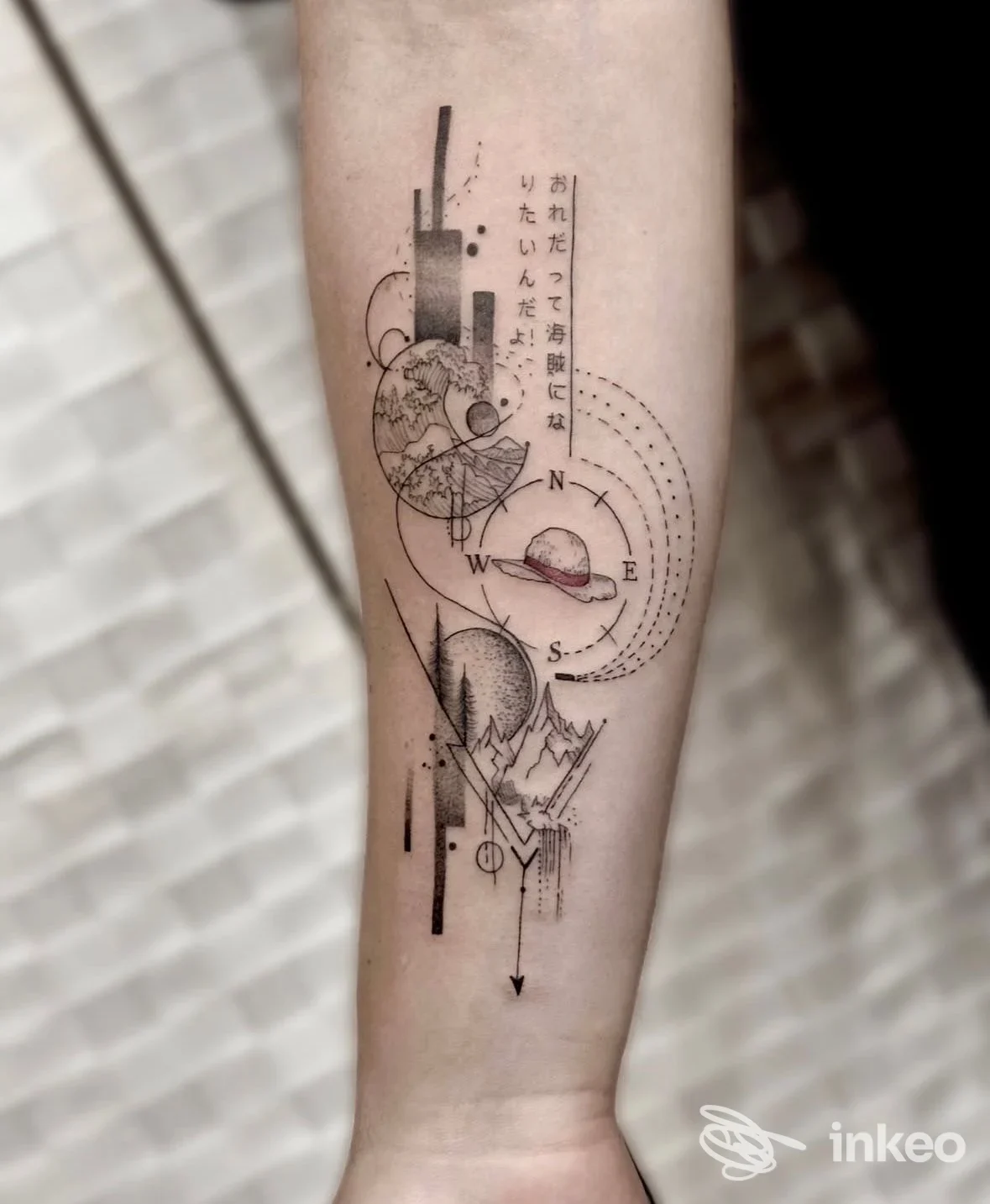 Primo piano dell'avambraccio con tatuaggio geometrico e planetario, realizzato da Cassiopeia Tattoo a Castro.