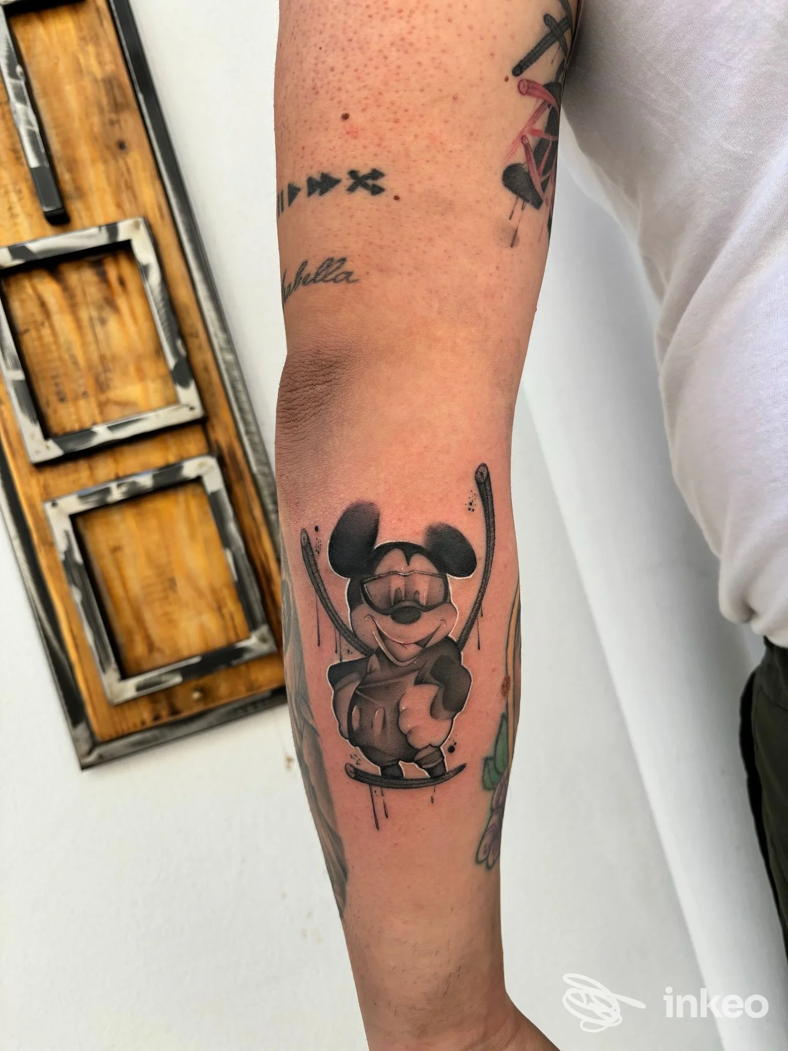 Tatuaggio in bianco e nero su avambraccio interno, foto fornita da DAN TATTOO STUDIO Ceglie Messapica.