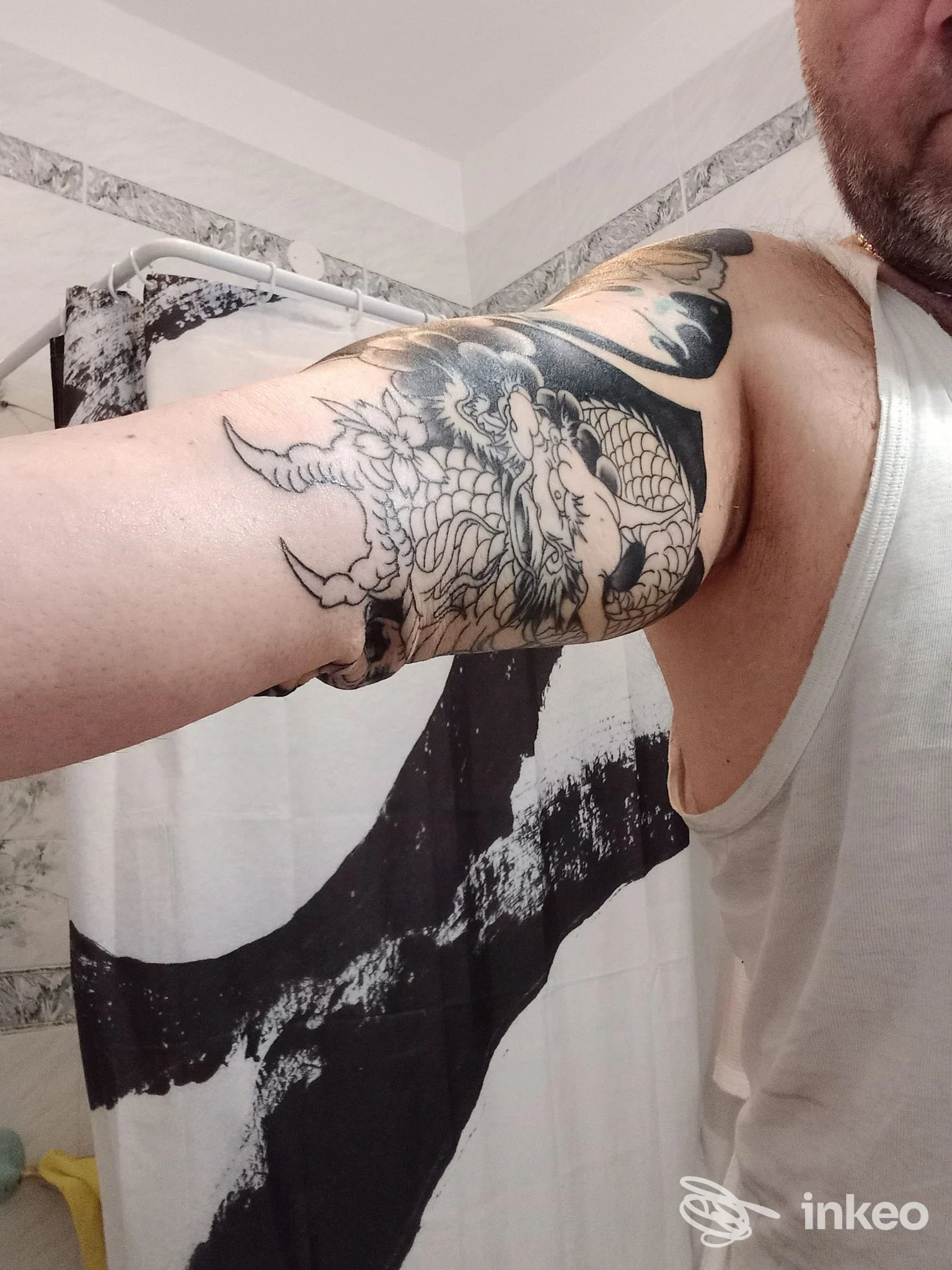 Primo piano del tatuaggio sul bicipite destro, fotografia inviata da DEATH KISS TATTOO a Foggia.