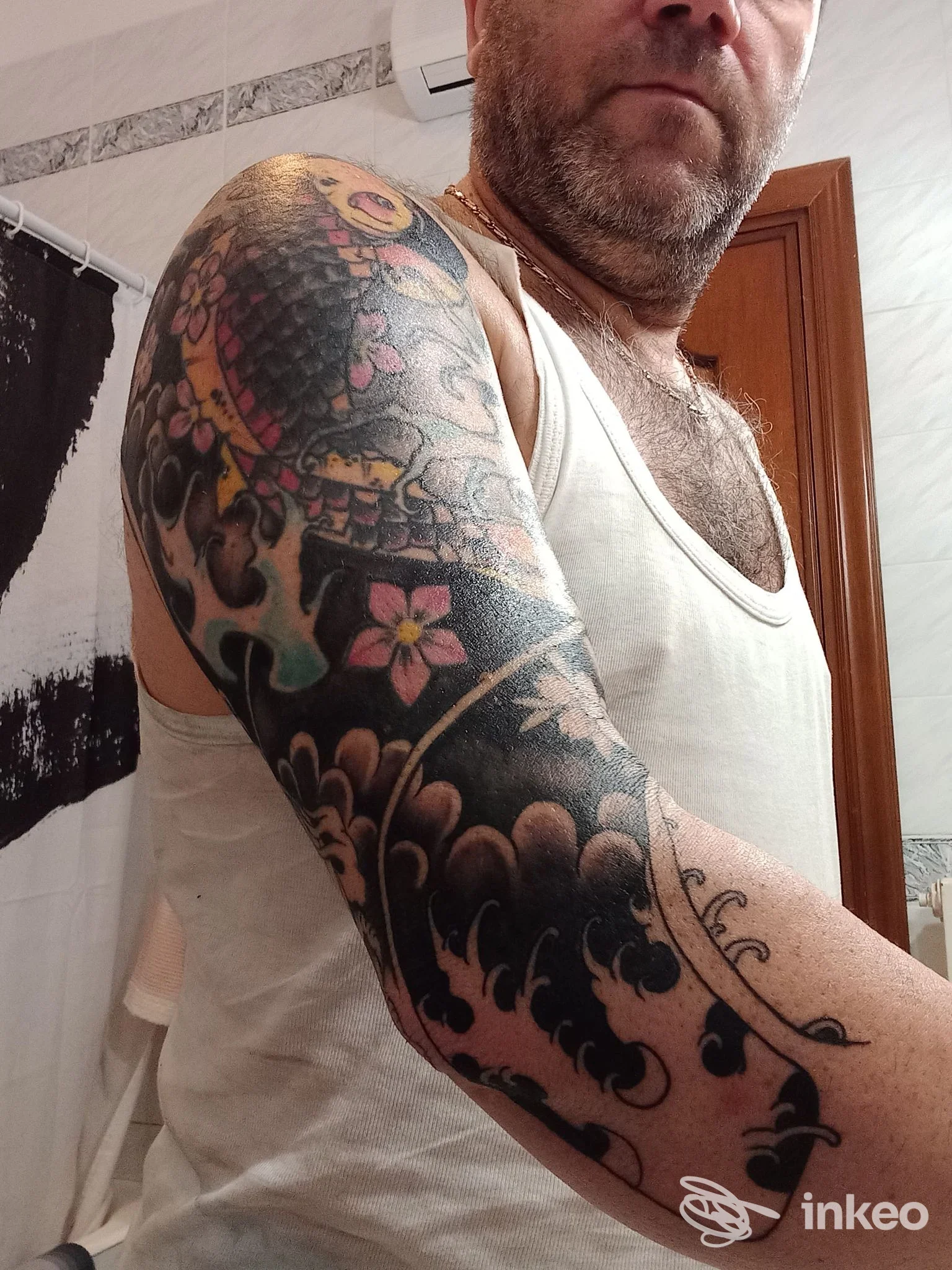 Foto di un tatuaggio a manica su braccio e spalla, realizzato da DEATH KISS TATTOO a Foggia.