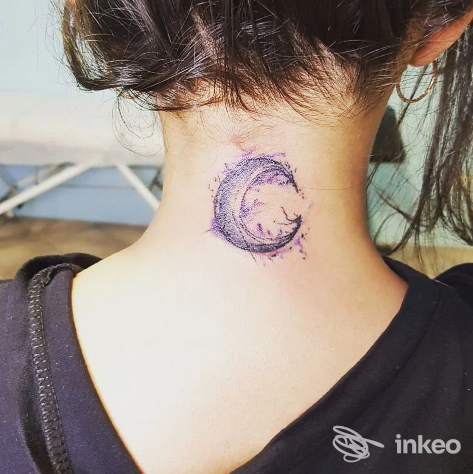 Tatuaggio a mezzaluna sulla nuca, foto di D.M.TATTOO- De Mita COMPANY, Lucera.