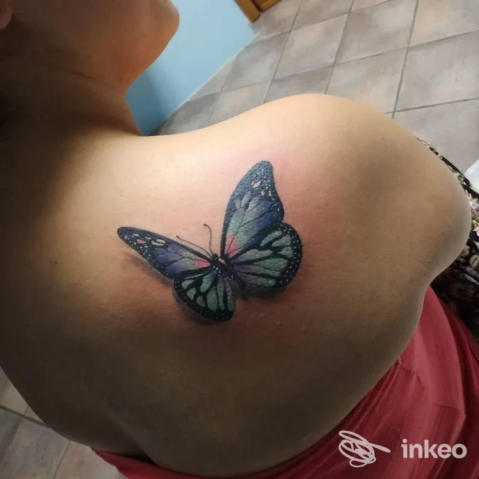 Tatuaggio a farfalla colorato sulla scapola, foto inviata da D.M.TATTOO- De Mita COMPANY, Lucera.