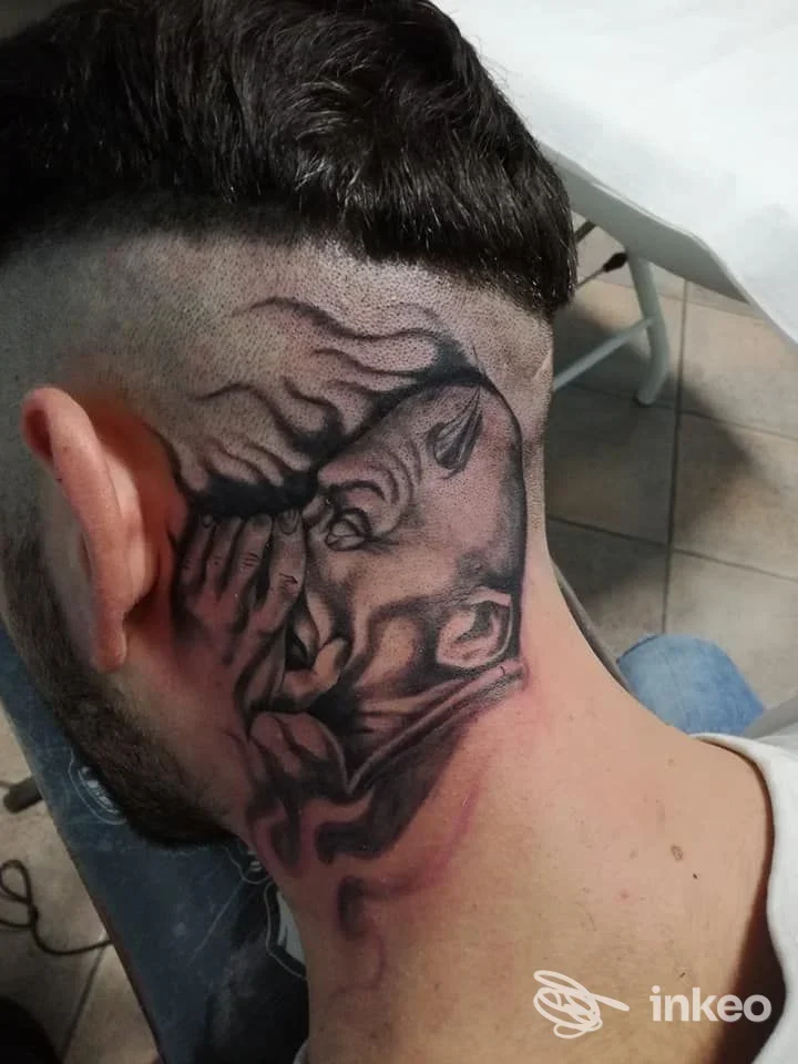 Tatuaggio in bianco e nero sulla nuca e lato del cuoio capelluto, realizzato da D.M.TATTOO- De Mita COMPANY a Lucera.