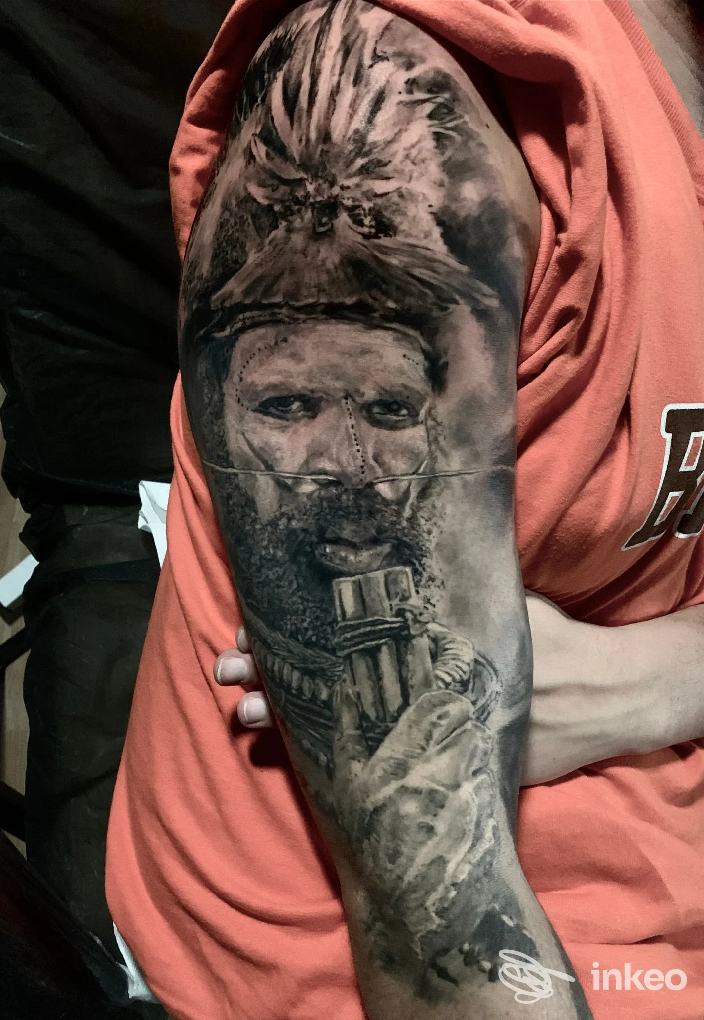 Tatuaggio realistico black & grey su braccio superiore, foto inviata da Daniele Stella Tattoo Shop a Bari.