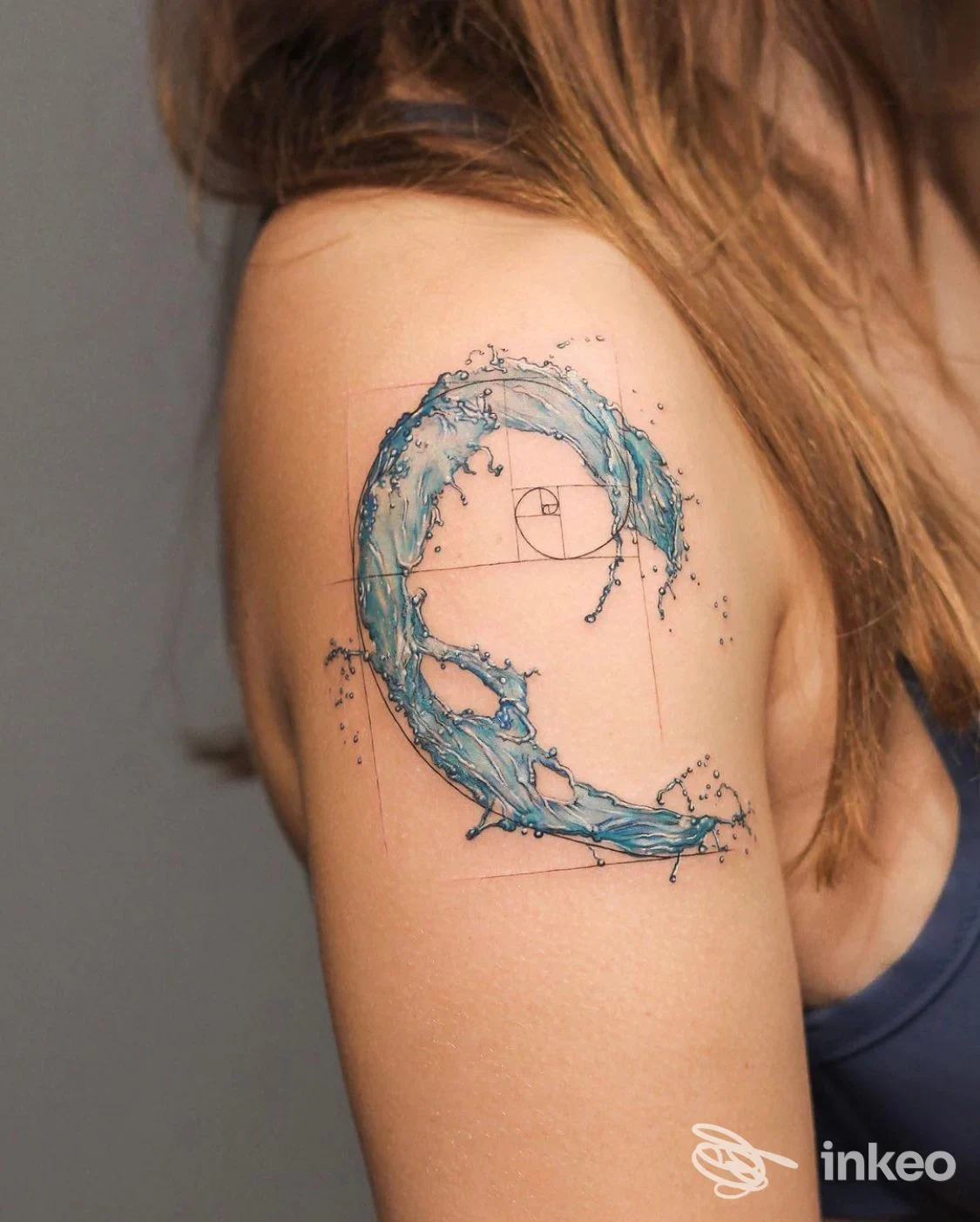 Tatuaggio a forma di onda d'acqua sul deltoide, foto dello studio Debrart Tattoos a Bari.