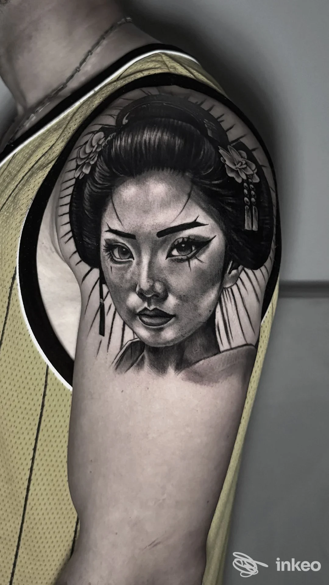 Tatuaggio realistico in bianco e nero di volto femminile sul deltoide, Dermal Art Tattoo Studio, Gravina in Puglia.