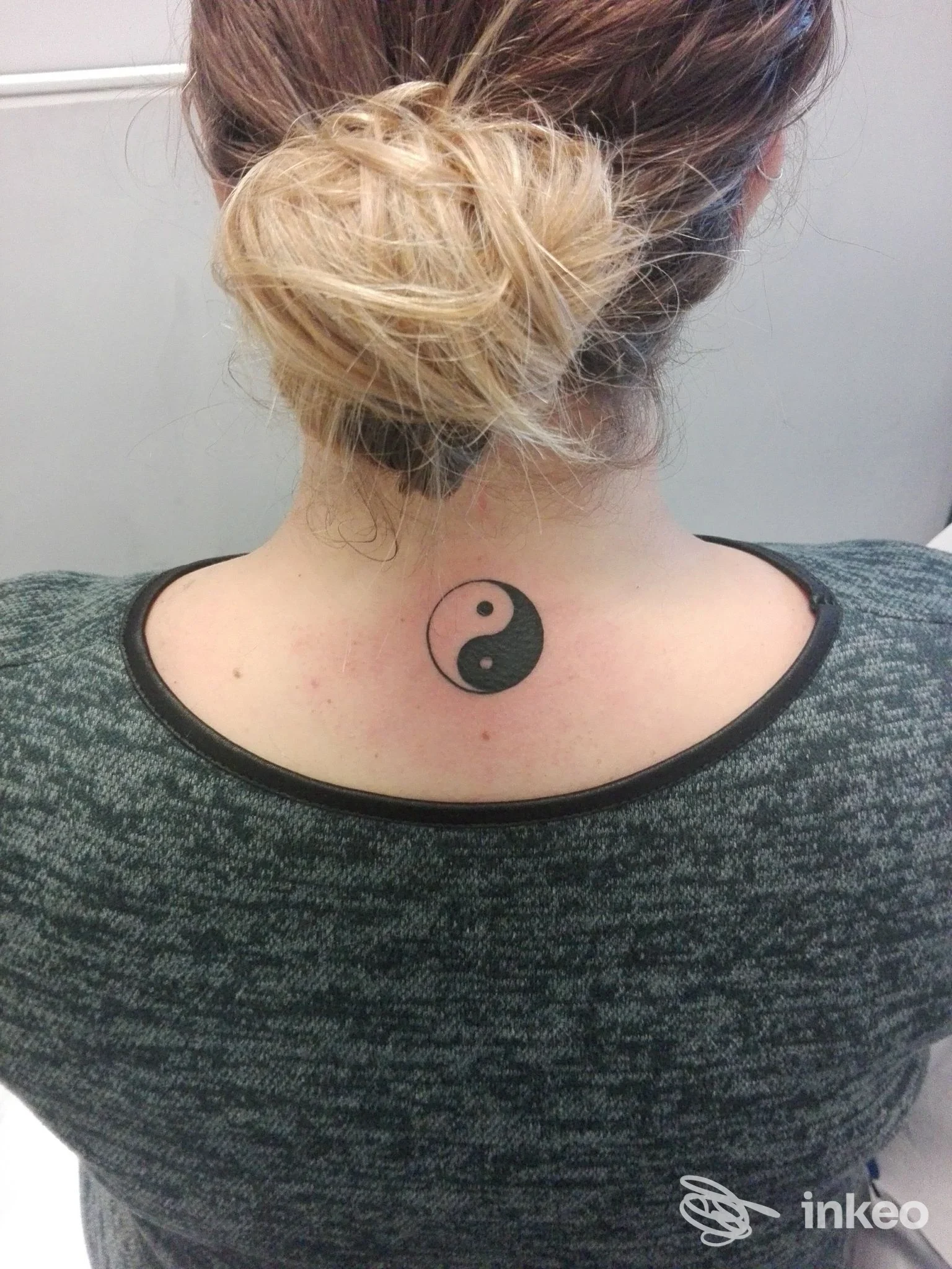 Tatuaggio yin-yang sulla nuca di una cliente, realizzato da Dermal Art Tattoo Studio Di Buono Rocco a Gravina in Puglia.
