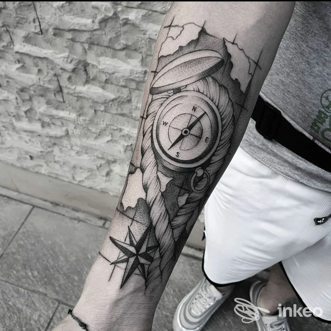 Tatuaggio bussola in blackwork sull'avambraccio, realizzato da Endless River Tattoo a Foggia.