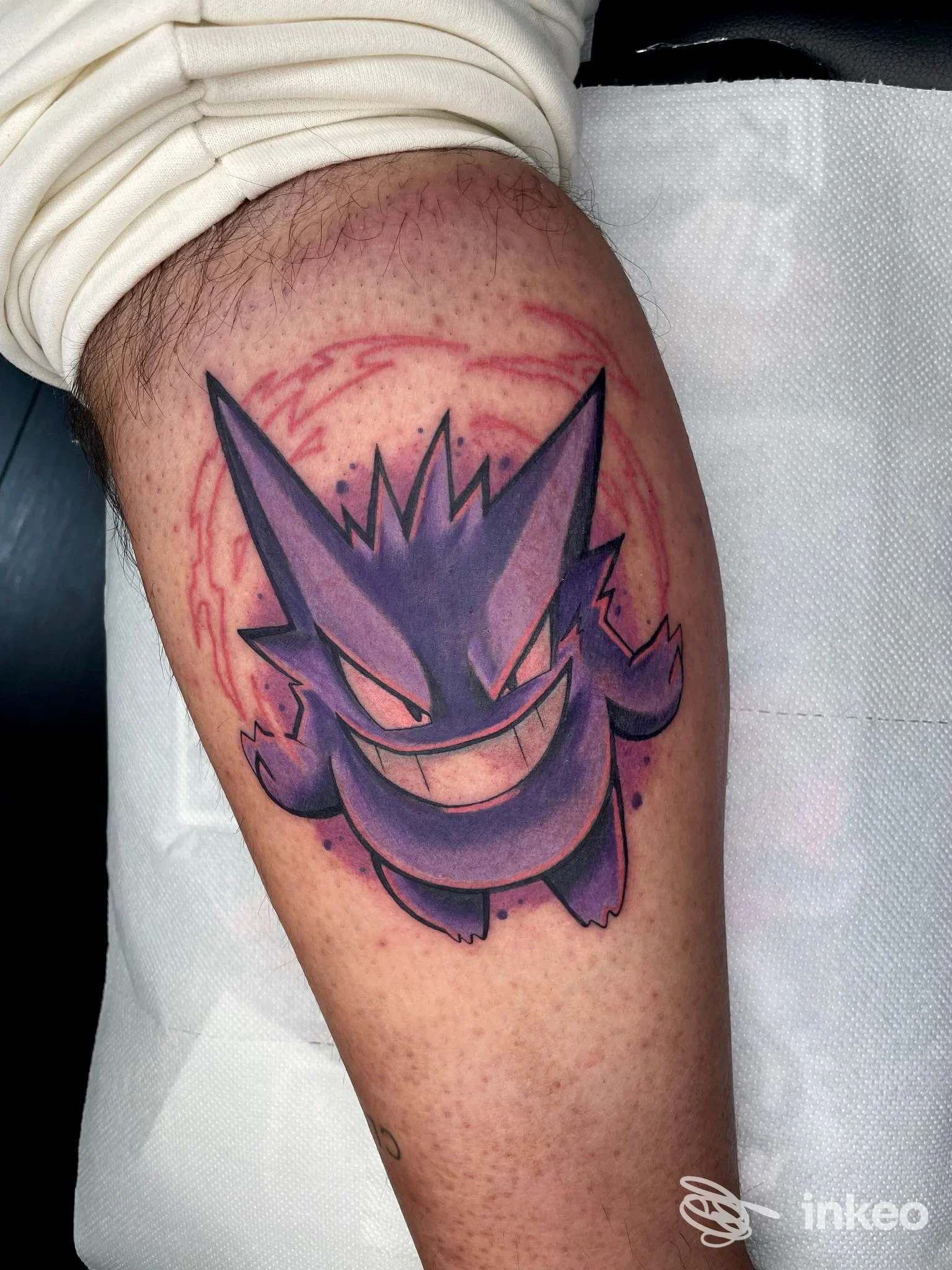 Tatuaggio colorato a tema Gengar sul polpaccio, eseguito da Endless River Tattoo a Foggia, con viola profondo e accenti rosa.