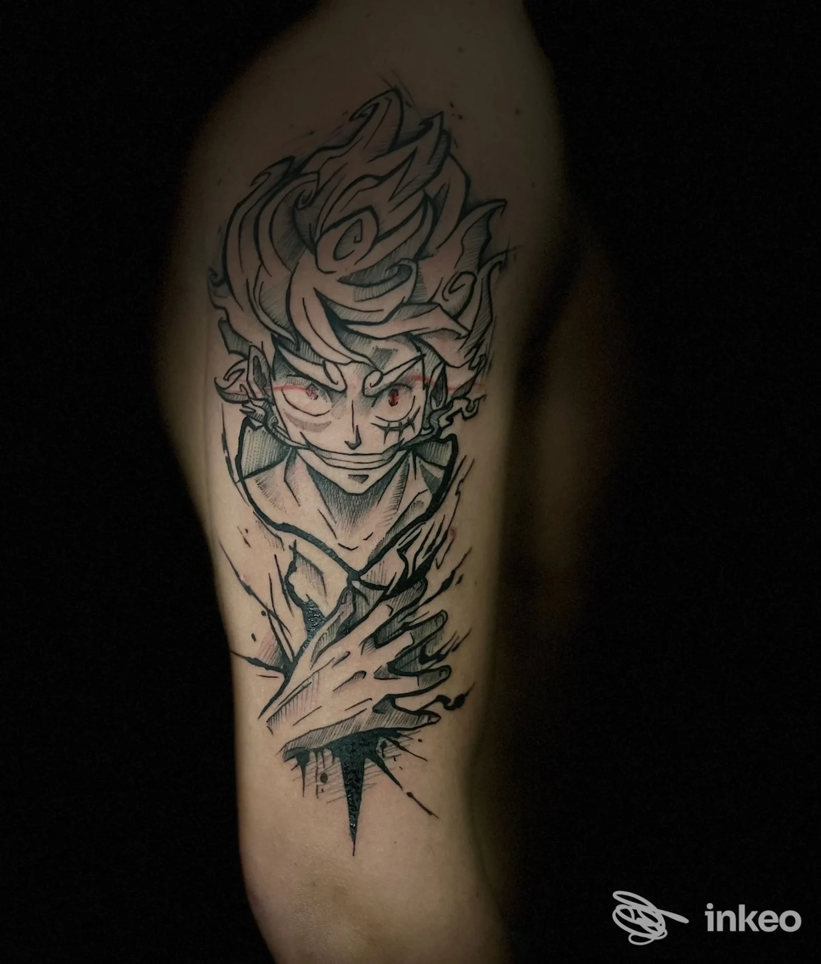 Tatuaggio in stile manga sul braccio superiore, fotografia dallo studio Free Art Tattoo a Castellaneta.