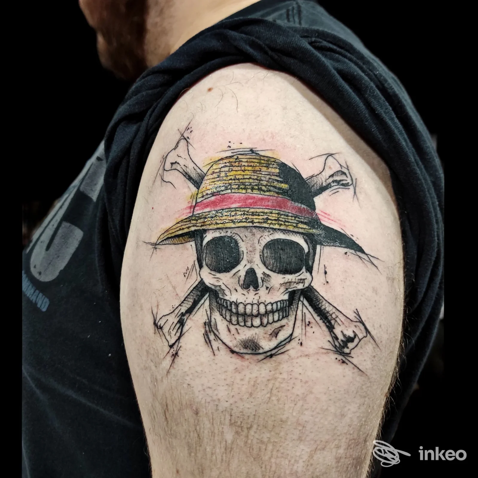 Tatuaggio sul braccio con teschio che indossa un cappello di paglia, foto fornita dallo studio Free Art Tattoo a Castellaneta.