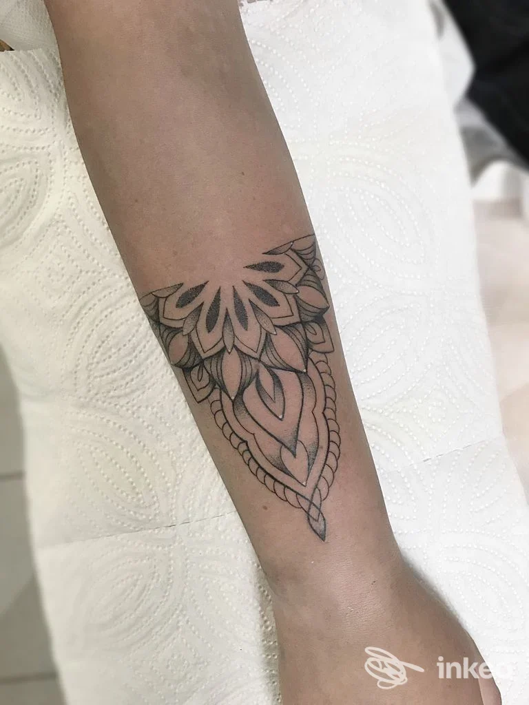 Tattoo geometrico su avambraccio, disegno nero con motivi a mandala, realizzo direttamente sulla pelle.