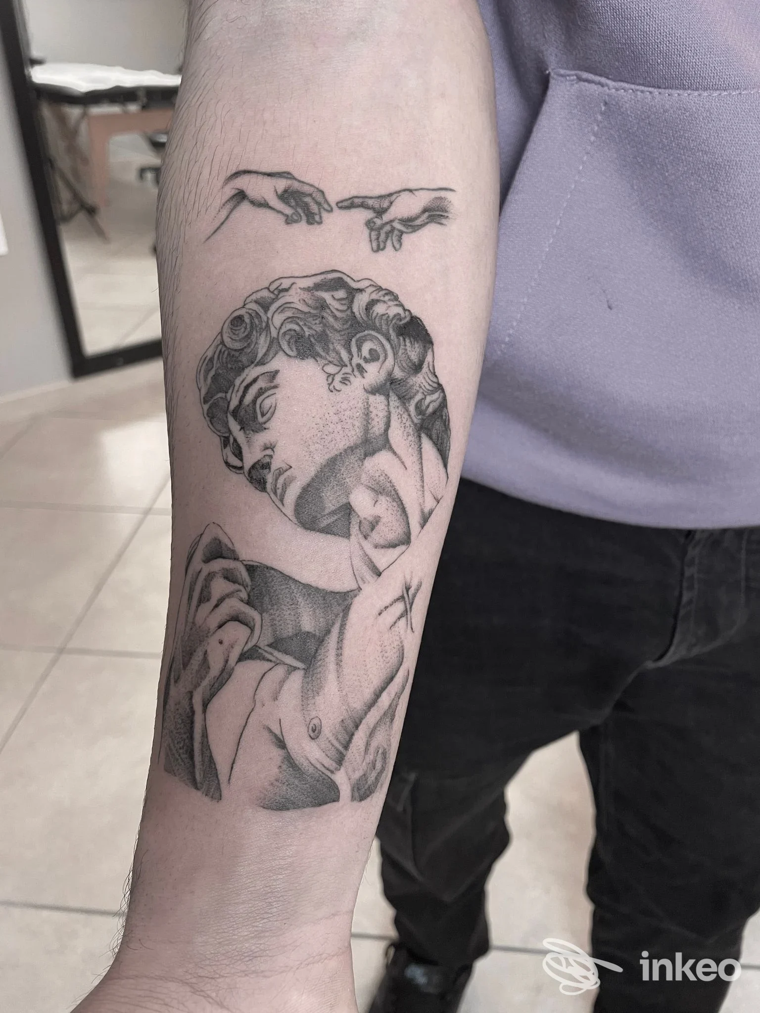 Tatuaggio realistico su avambraccio realizzato presso Hazel Blade Tattoo Piercing Studio, Lecce.