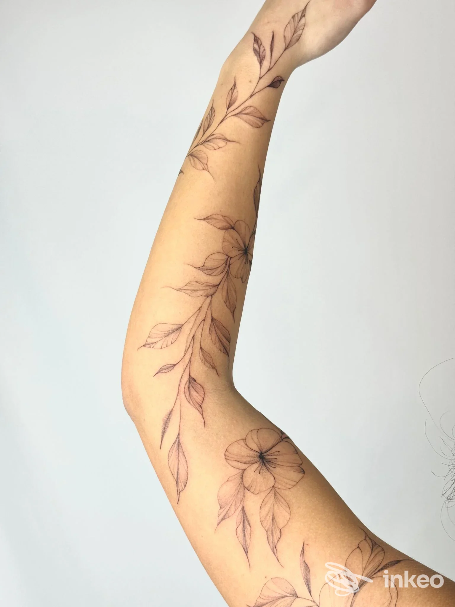 Braccio con tatuaggi floreali in linework eseguiti da Hazel Blade Tattoo Piercing Studio, Lecce.