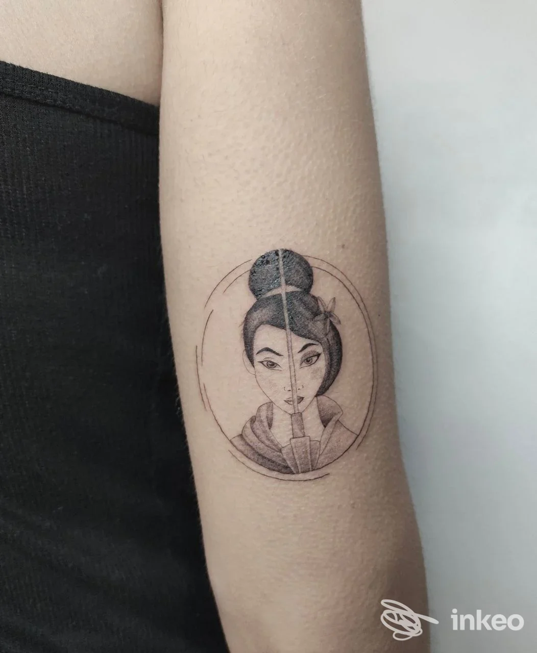 Tatuaggio su avambraccio con volto femminile stilizzato diviso da una lama, Hazel Blade Tattoo Piercing Studio, Lecce.