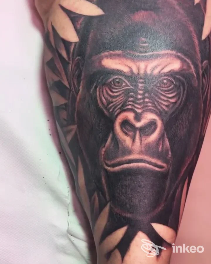 Tatuaggio realistico in bianco e nero di un volto di gorilla sull'avambraccio, Ink Lady Tattoo, Gallipoli.