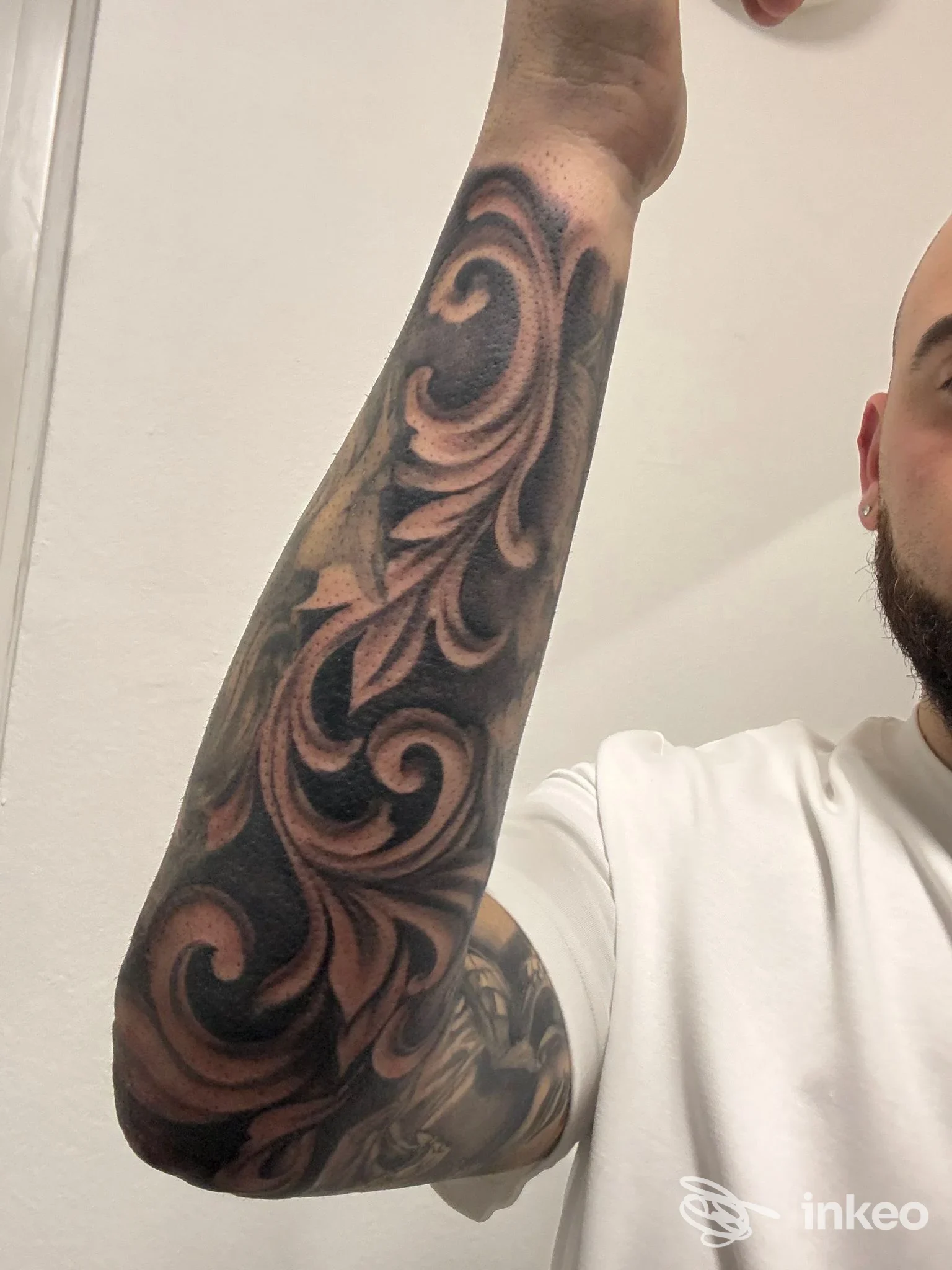 Tatuaggio ornamentale sull'avambraccio eseguito da Ink Lady Tattoo a Gallipoli, vista del lavoro e dettaglio del braccio.