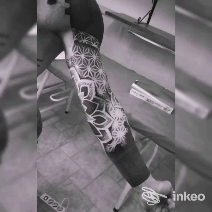 Tatuaggio geometrico a manica su polpaccio e caviglia, realizzato da Inked Bastard tattoo studio a Manduria.
