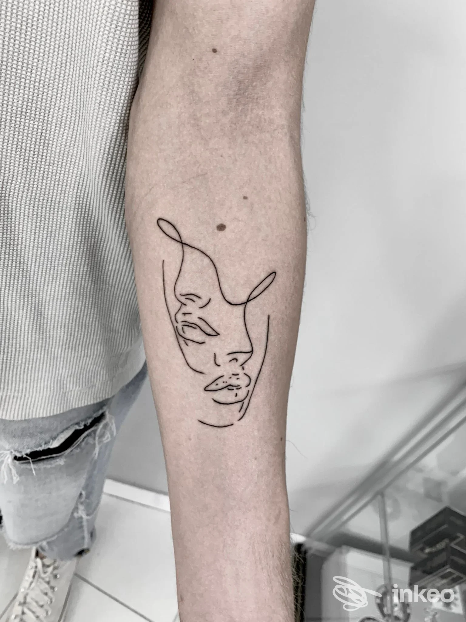 Tatuaggio linework con volti stilizzati sull'avambraccio, Inked Bastard tattoo studio, Manduria.