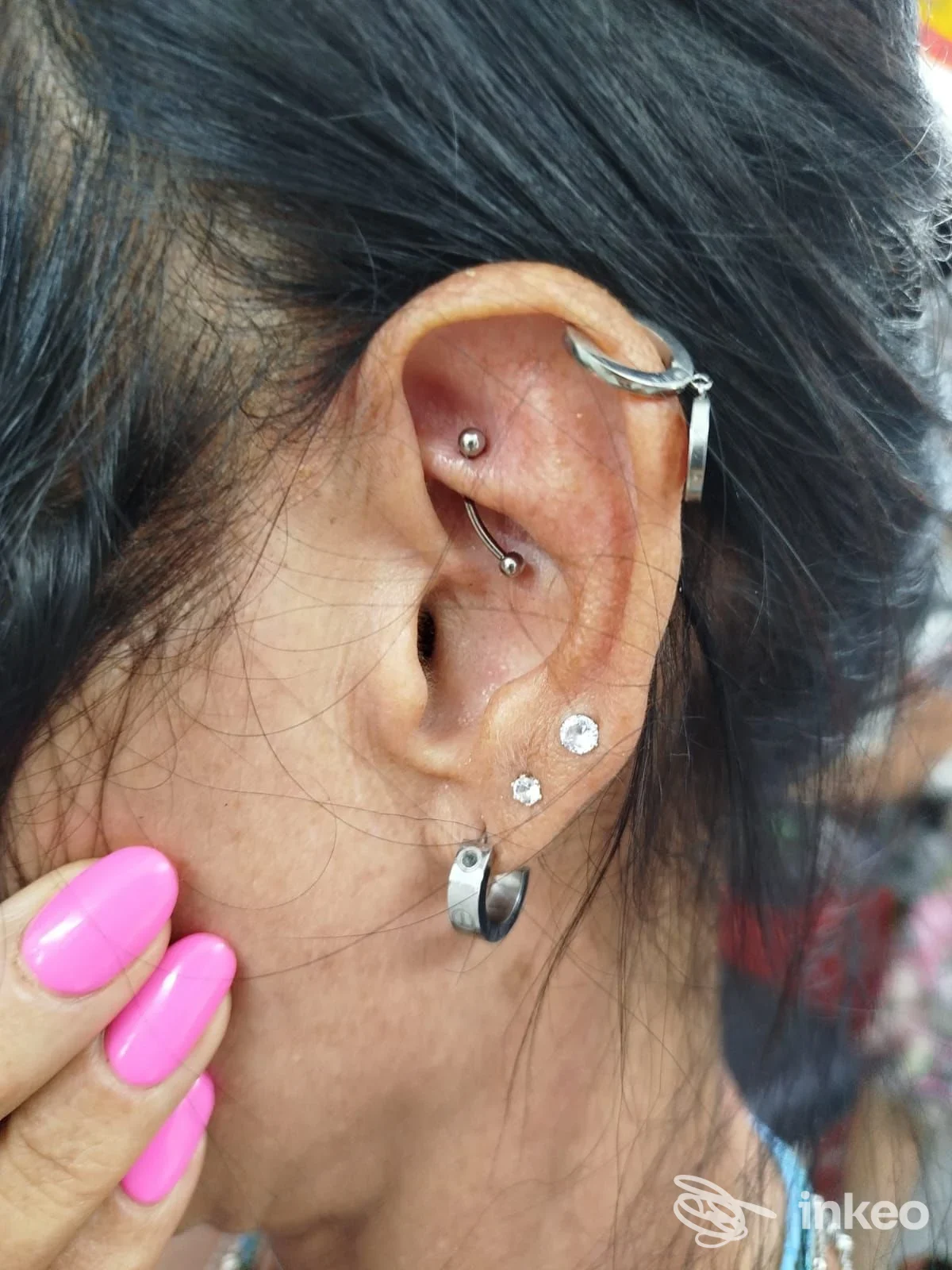 Primo piano dell'orecchio con più piercing, Laboratorio Piercing, Taranto.