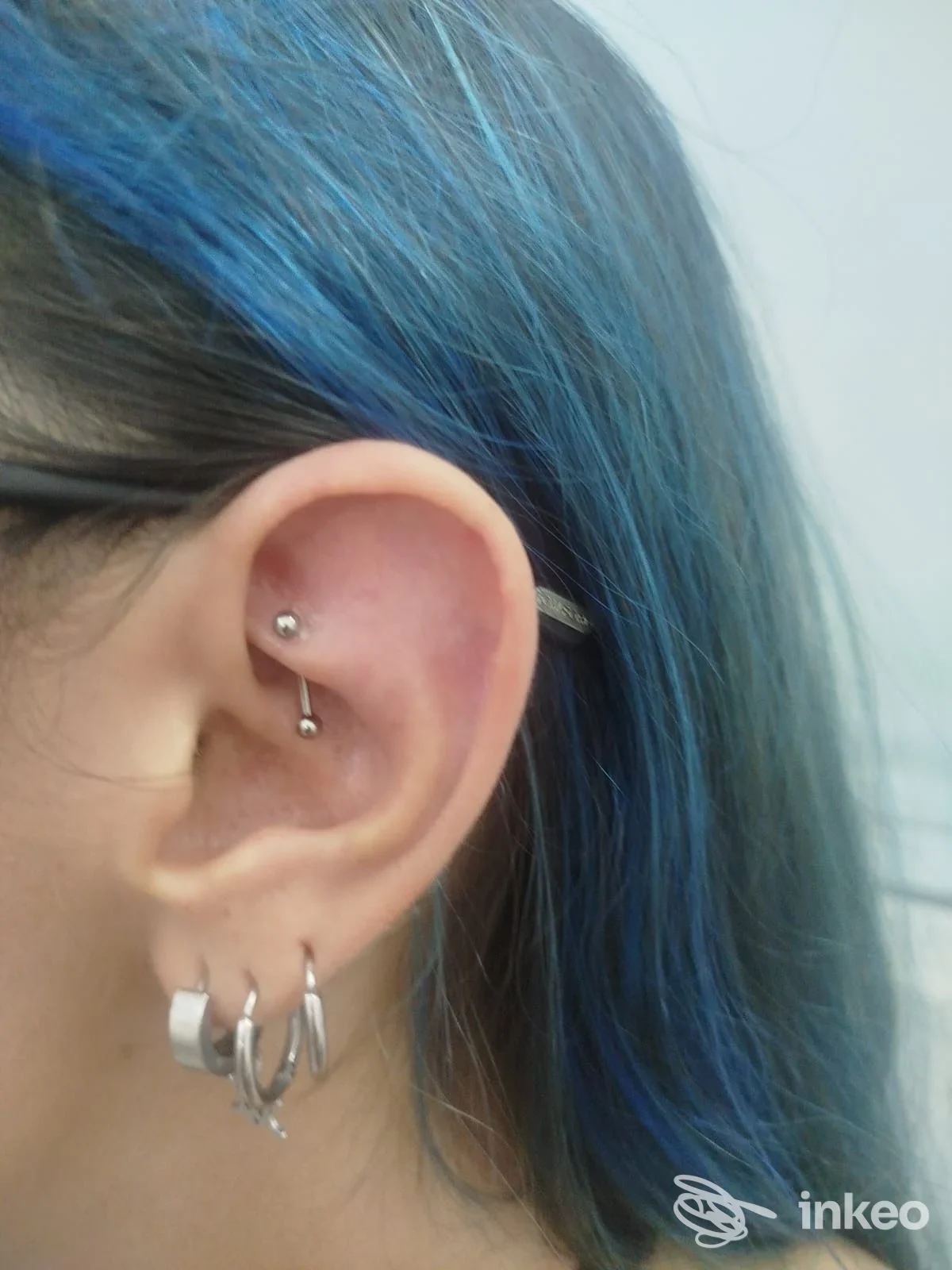 Orecchio con più piercing eseguiti da Laboratorio Piercing, Taranto: barbell nell'elice e anelli multipli al lobo.