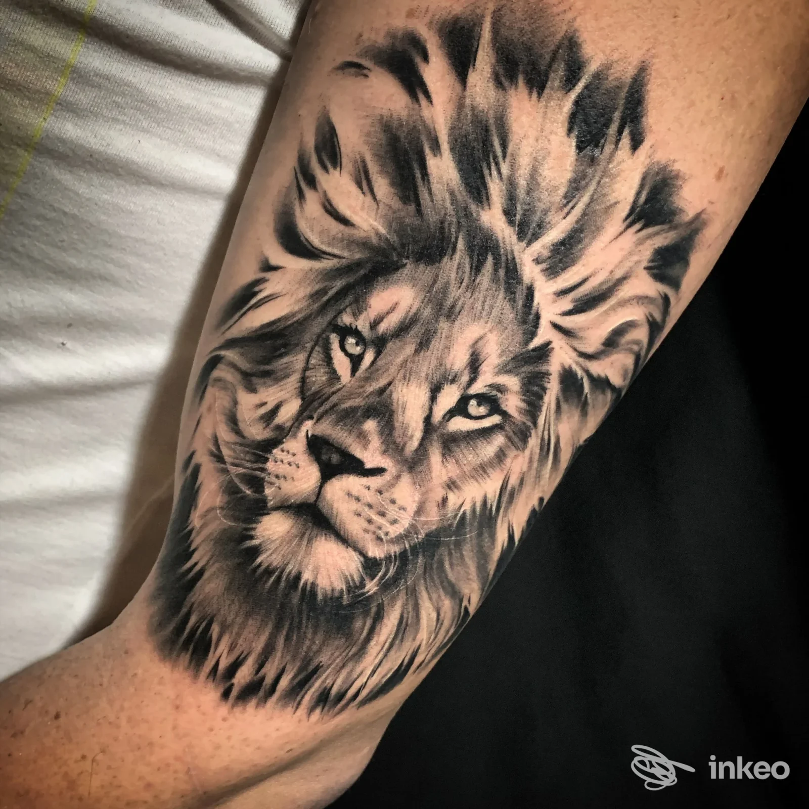 Tatuaggio realistico in bianco e nero di una testa di leone sull'avambraccio, lavoro eseguito da Luka Tattoo indeleble Ink a Mola di Bari.
