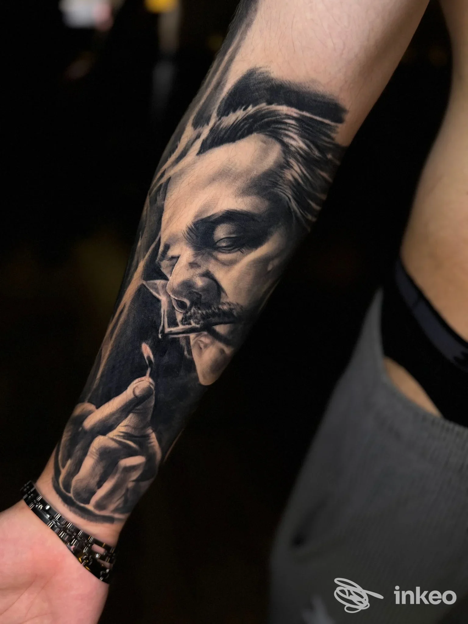 Tatuaggio realistico in bianco e nero su avambraccio, ritratto con fiammifero — Luka Tattoo indeleble Ink, Mola di Bari.