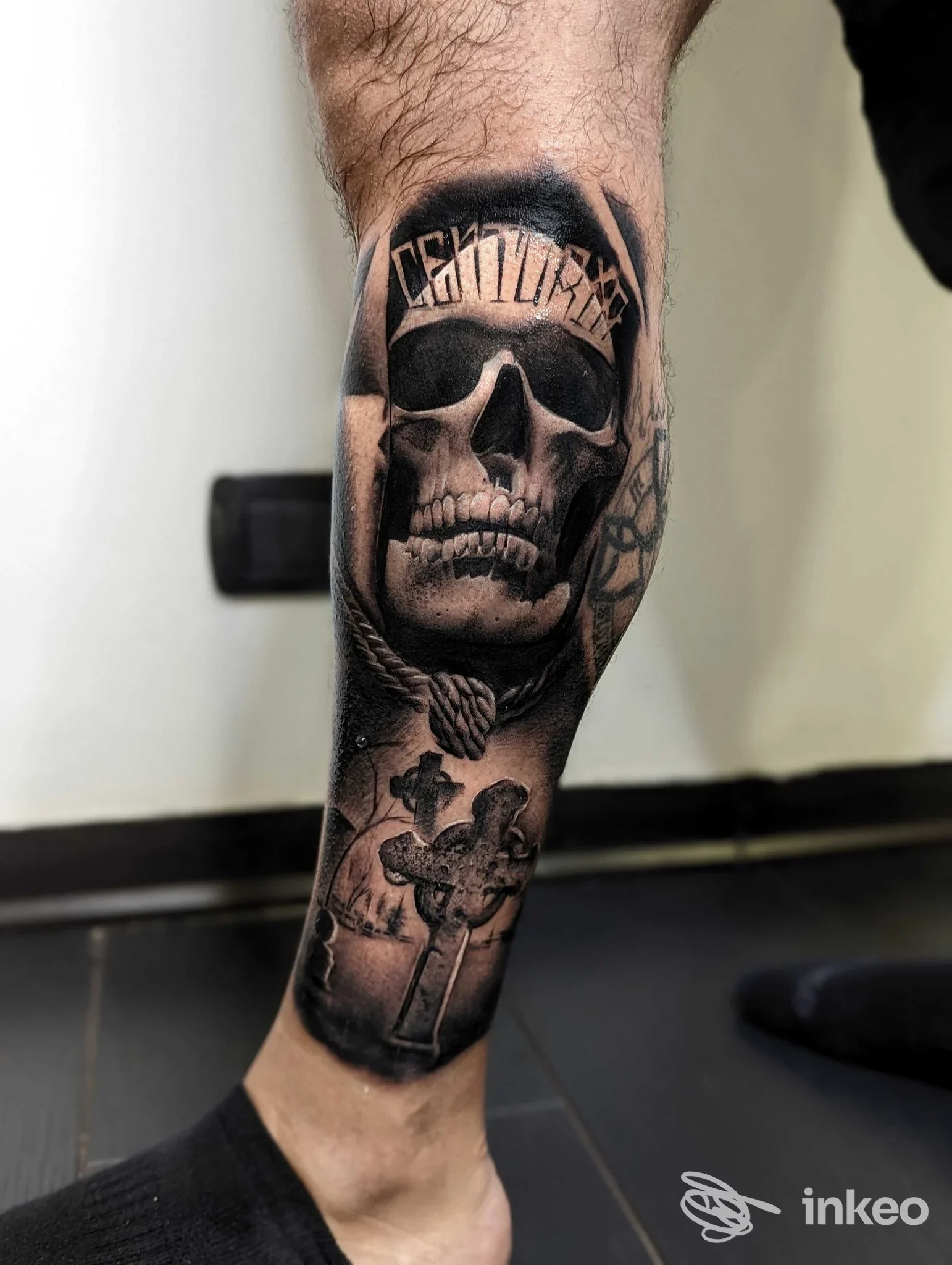 Tatuaggio realistico in bianco e nero di un teschio sul polpaccio, foto di M N M TATTOO SHOP a Gioia del Colle.