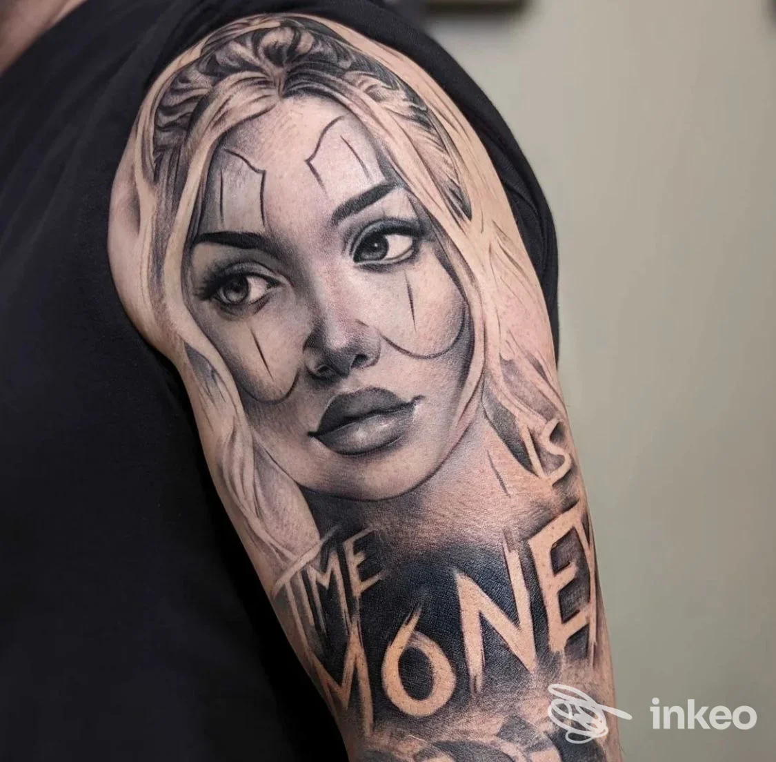 Tatuaggio realistico in bianco e nero di un volto femminile sul braccio, immagine fornita da M N M TATTOO SHOP, Gioia del Colle.