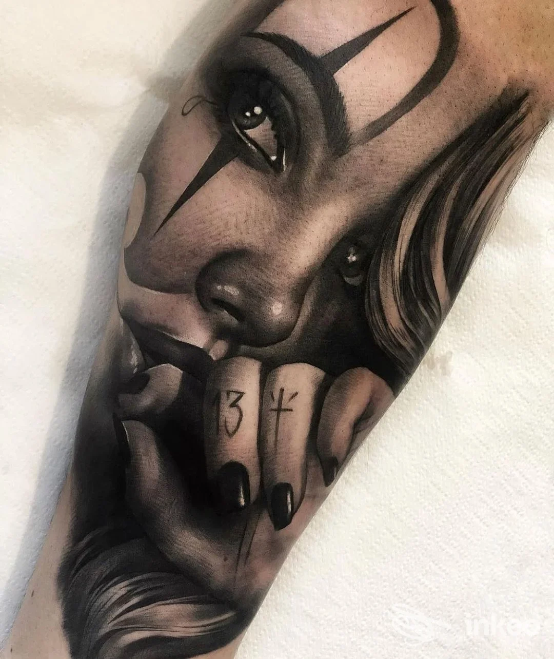 Tatuaggio realistico su avambraccio raffigurante un volto femminile stilizzato, Macko Tattoo Shops Bari, Bari.