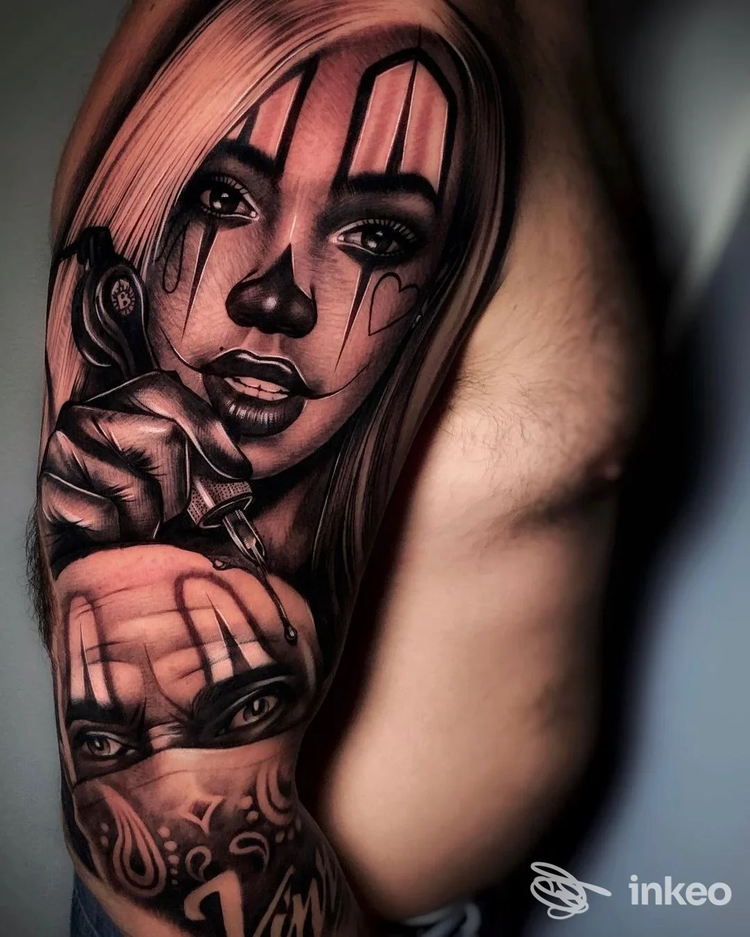 Tatuaggio a manica con ritratti in bianco e nero, lavoro su braccio e fianco — Macko Tattoo Shops, Monopoli.