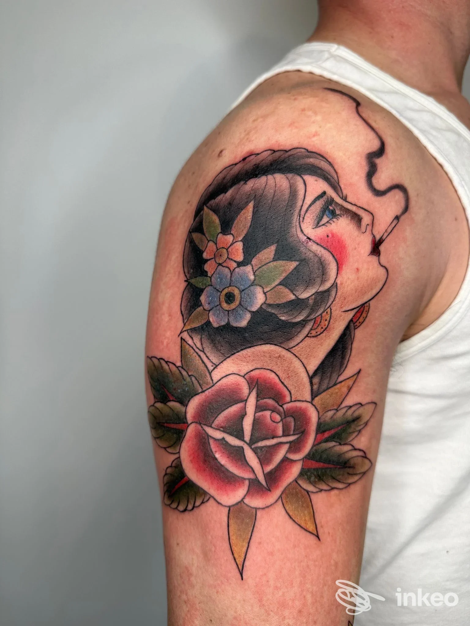 Tatuaggio neo-traditional di una donna con rosa sul braccio superiore, foto fornita da Mr FedeLine Tattoo studio, Lecce.