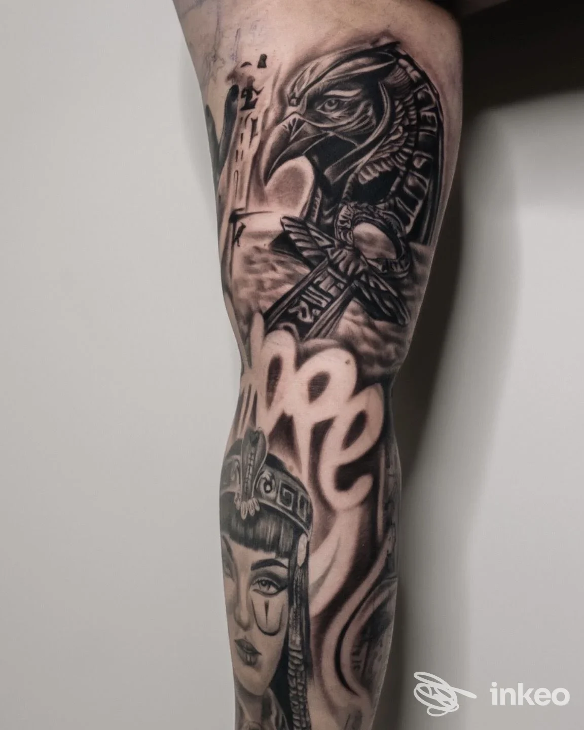 Tatuaggio in bianco e nero con tema egizio su gamba/avambraccio, realizzato da Mr FedeLine Tattoo studio a Lecce.
