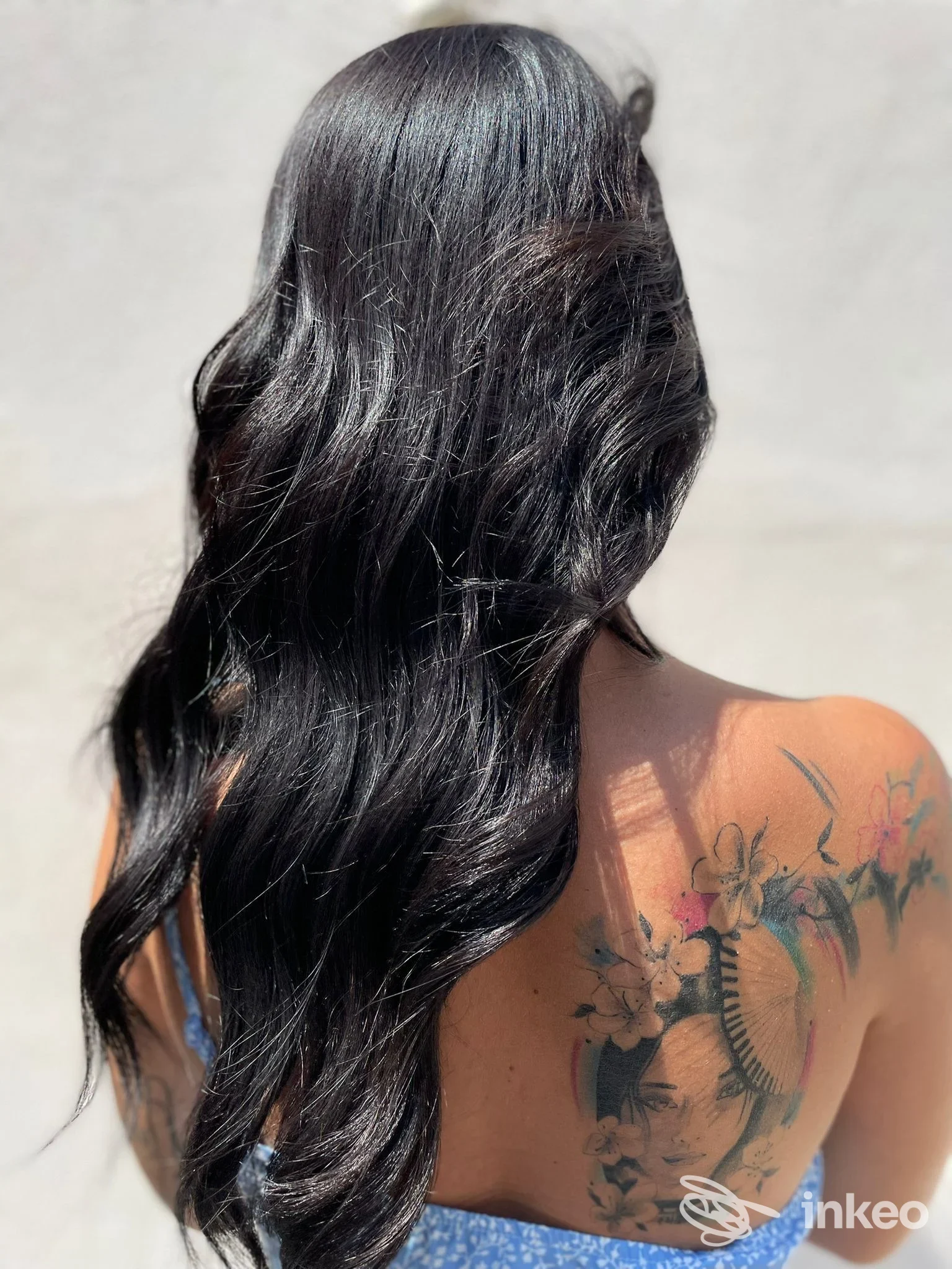 Tatuaggio floreale con volto stilizzato sulla spalla destra e parte superiore della schiena, fotografia di Nadia Art Tattoo a Martina Franca.