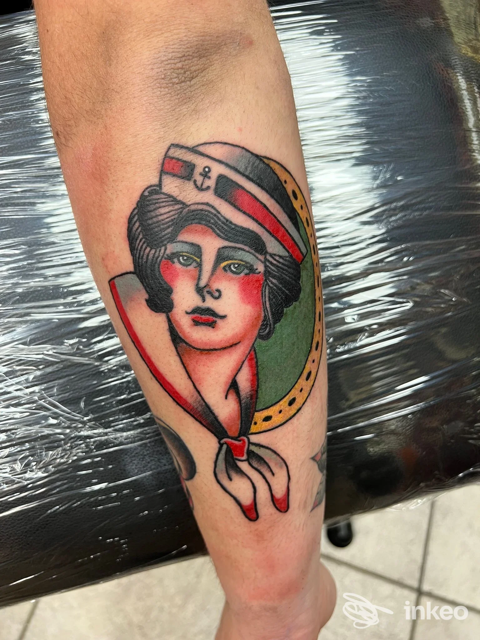 Tatuaggio tradizionale su avambraccio raffigurante donna con cappello da marinaio, Mama Forgive Me Tattoo Ostuni.