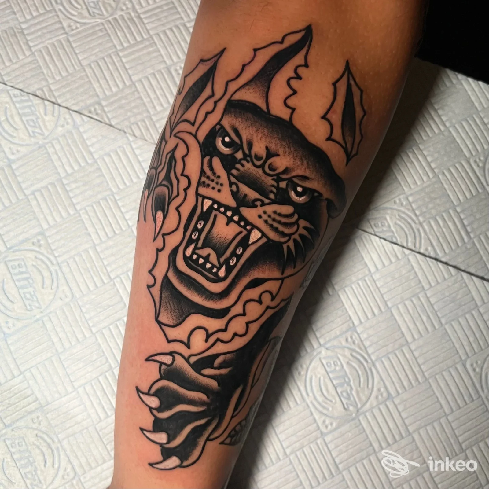 Tatuaggio tradizionale di pantera ruggente sull'avambraccio, scattato nello studio Mama Forgive Me Tattoo a Ostuni.