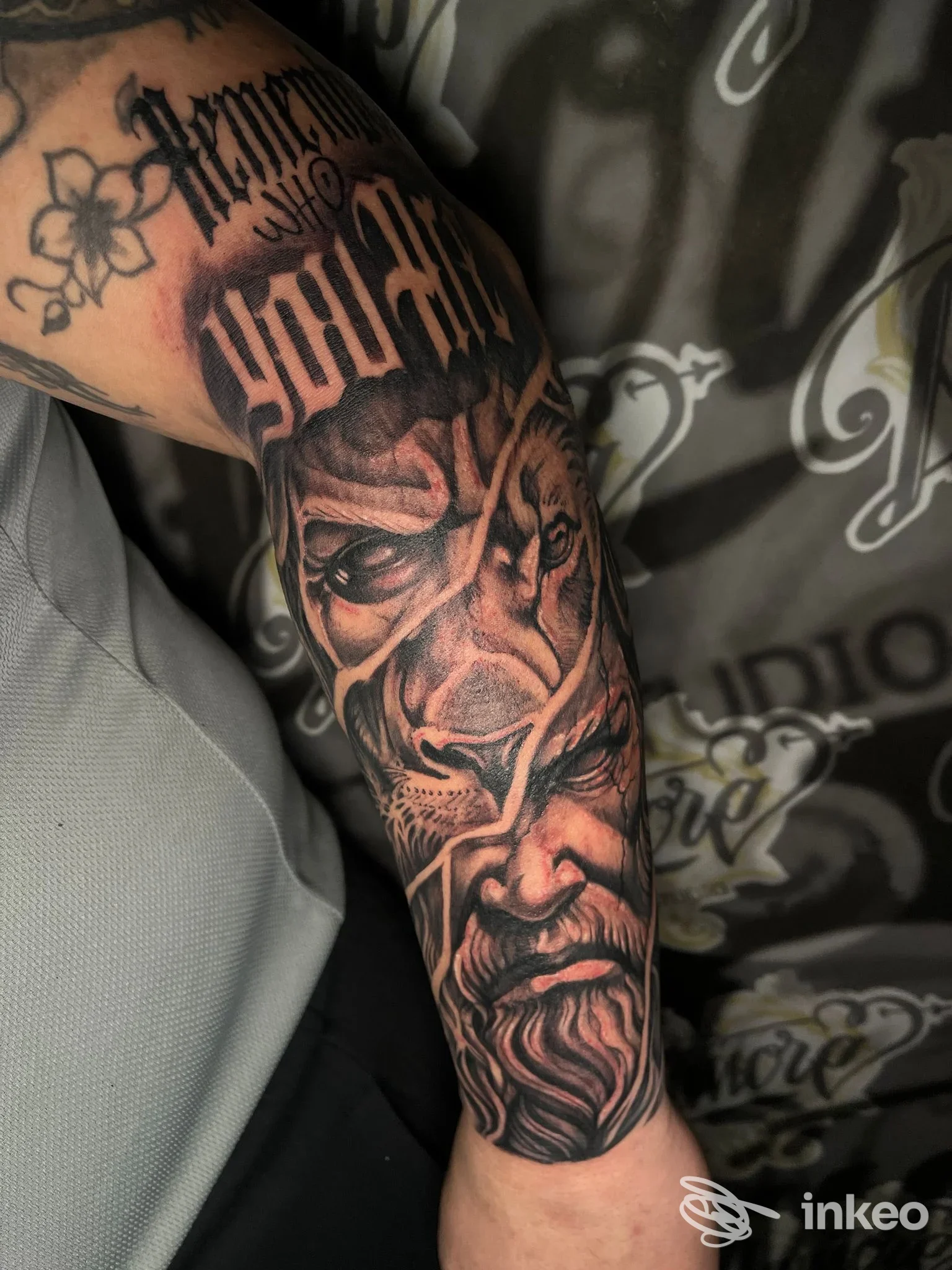 Ampia manica tatuata in bianco e nero sull'avambraccio, ritratto e lettere decorative — Pamore Tattoo Studio, Capurso.