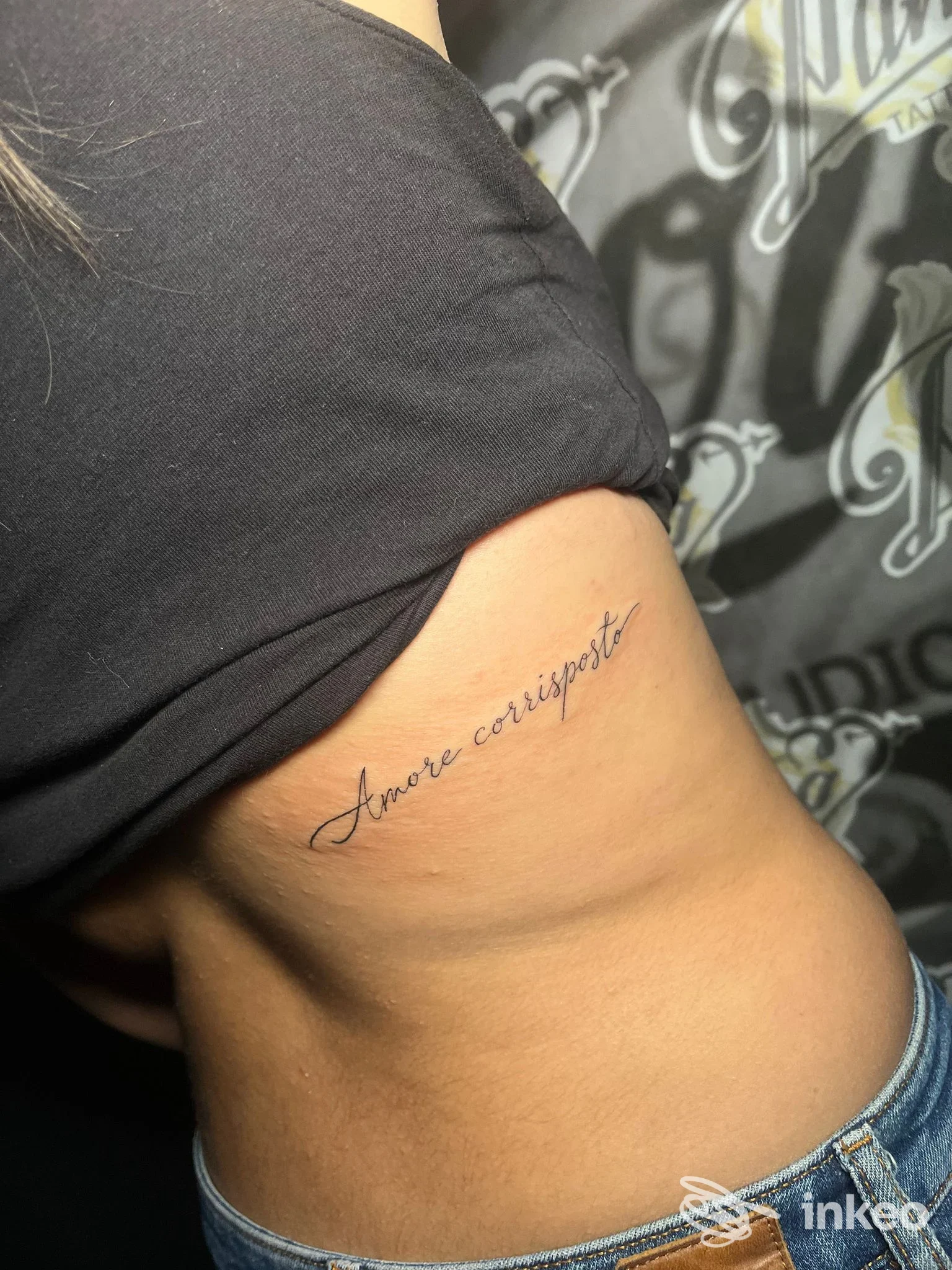 Scritta tatuata in corsivo sul fianco, foto inviata da Pamore Tattoo Studio a Capurso.